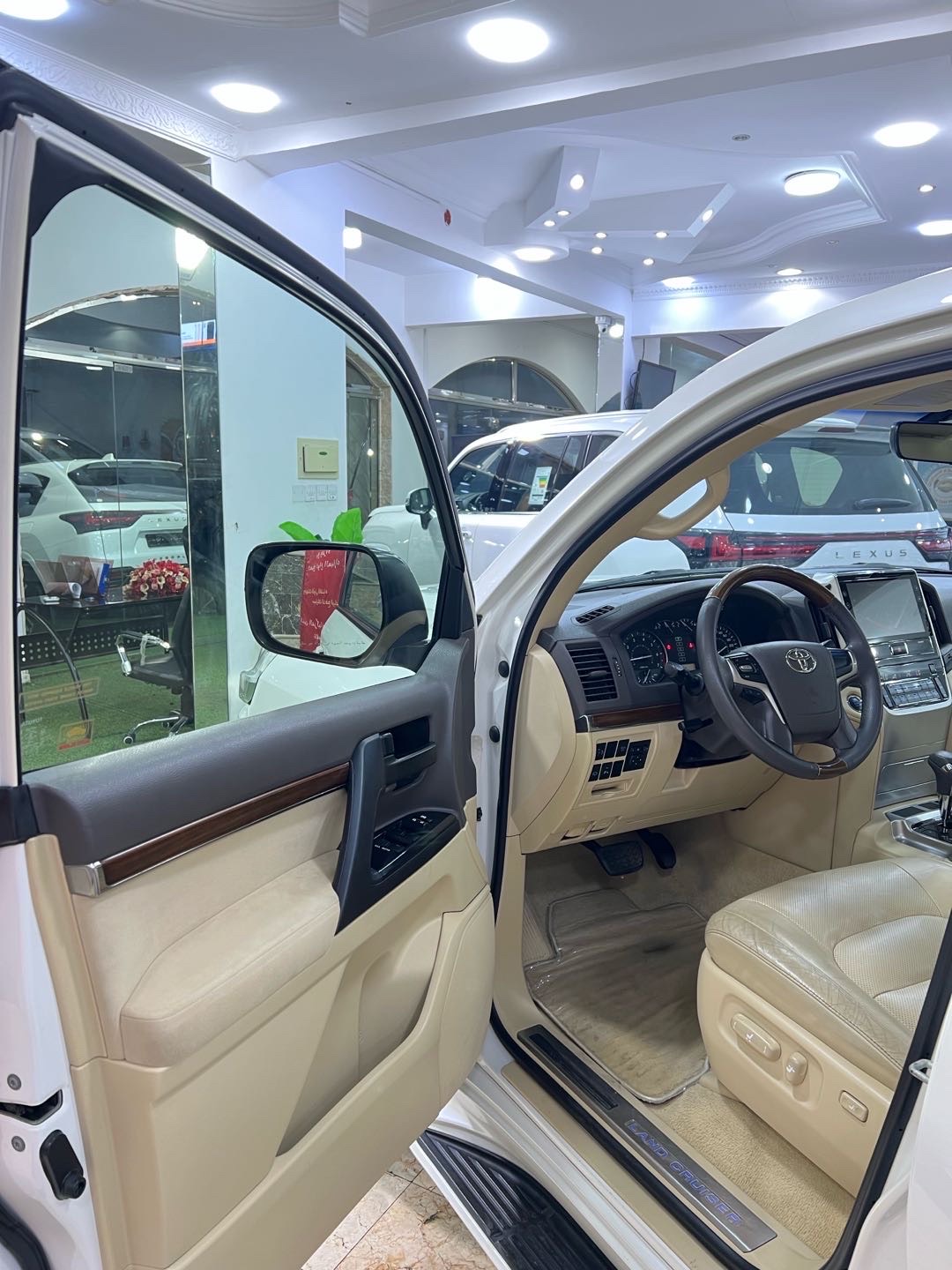 2016 Toyota Land Cruiser GXR thumbnail 8