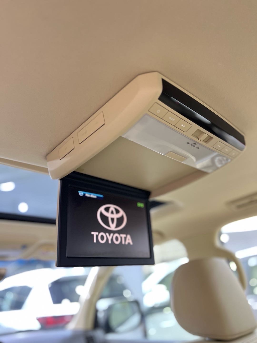 2016 Toyota Land Cruiser GXR thumbnail 12
