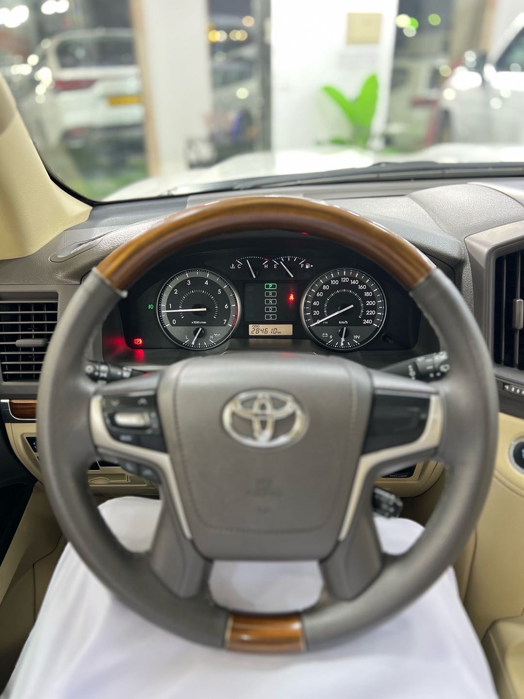 2016 Toyota Land Cruiser GXR thumbnail 13