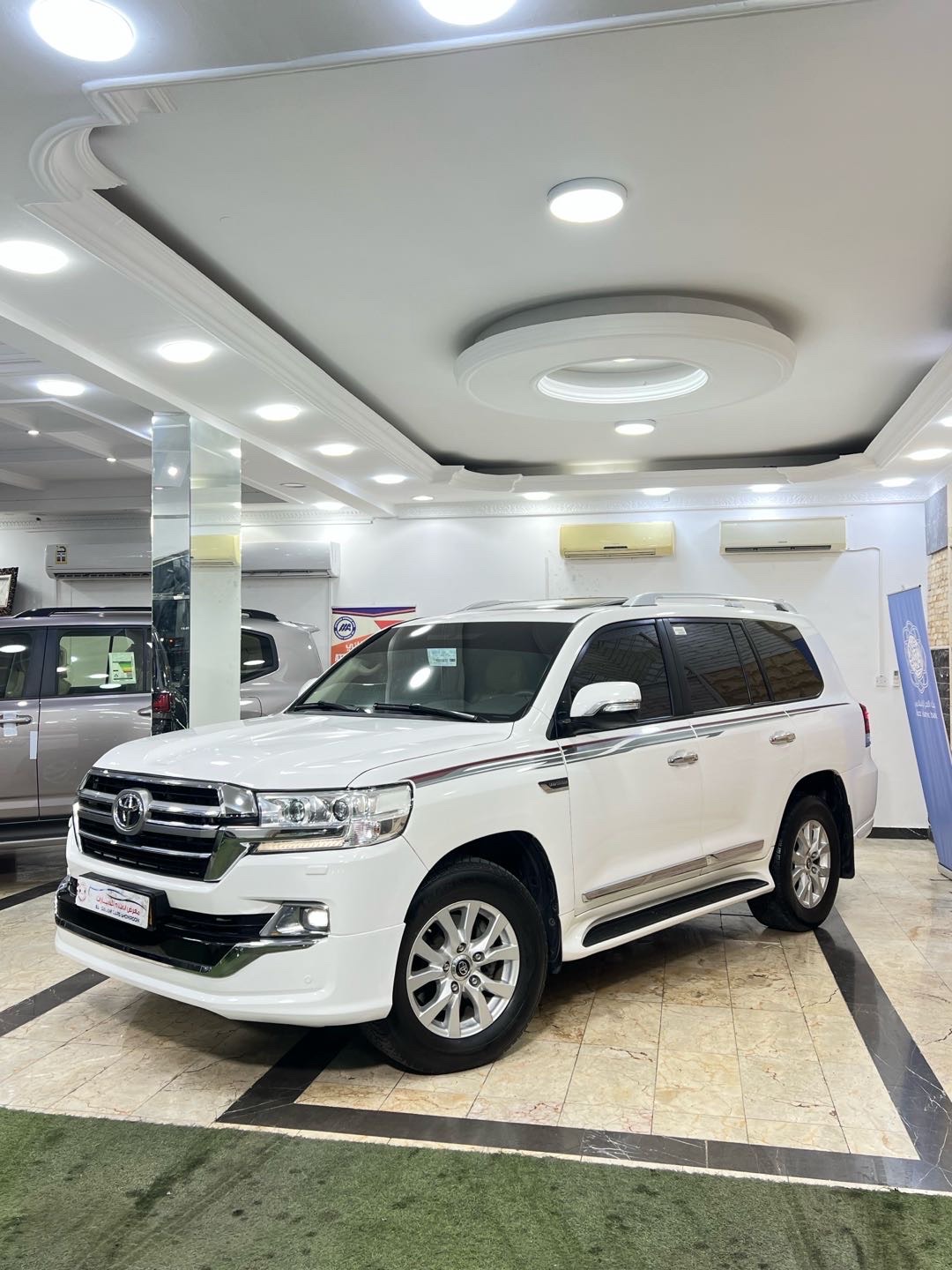 2018 Toyota Land Cruiser GXR thumbnail 2