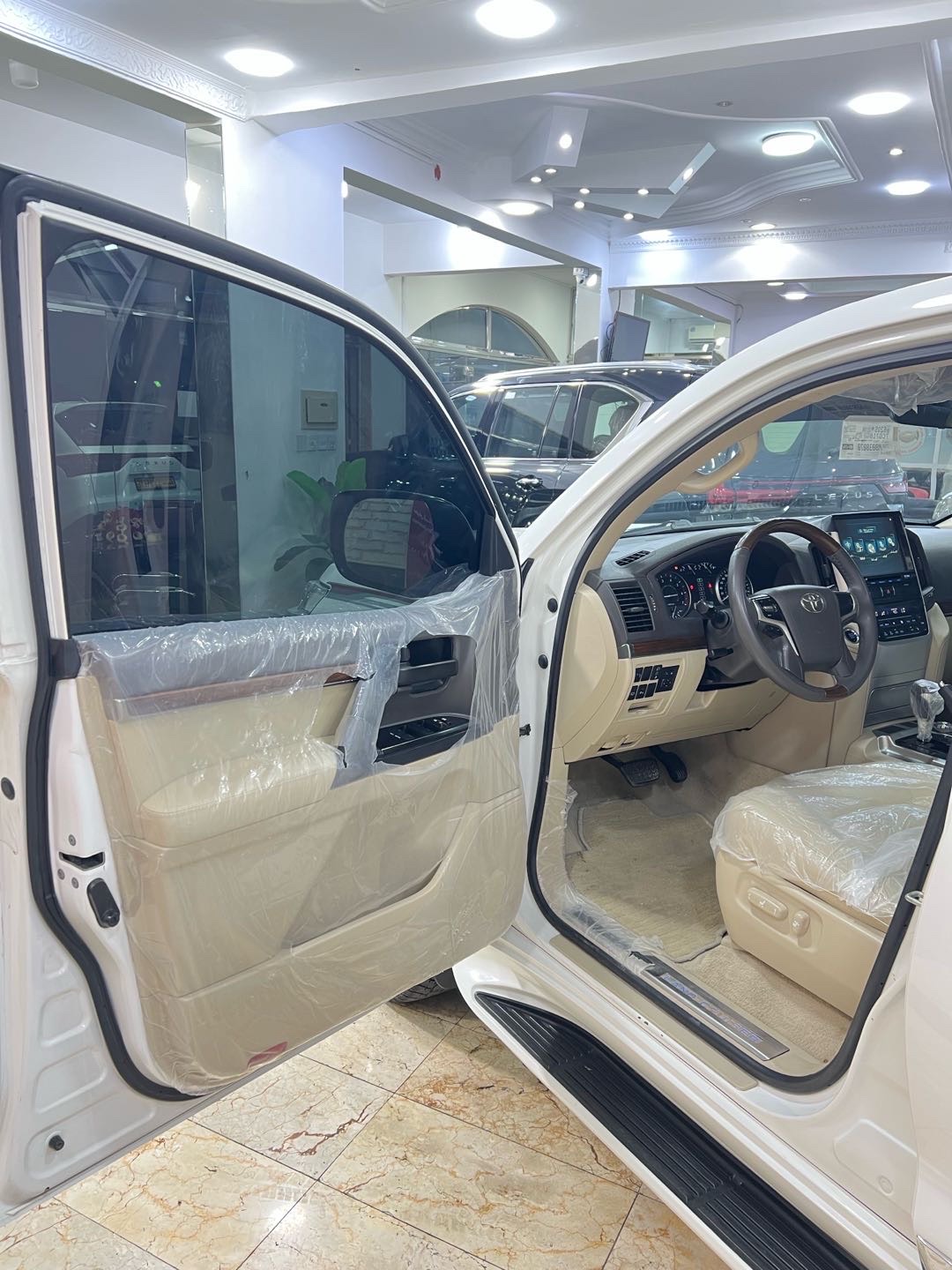 2018 Toyota Land Cruiser GXR thumbnail 5