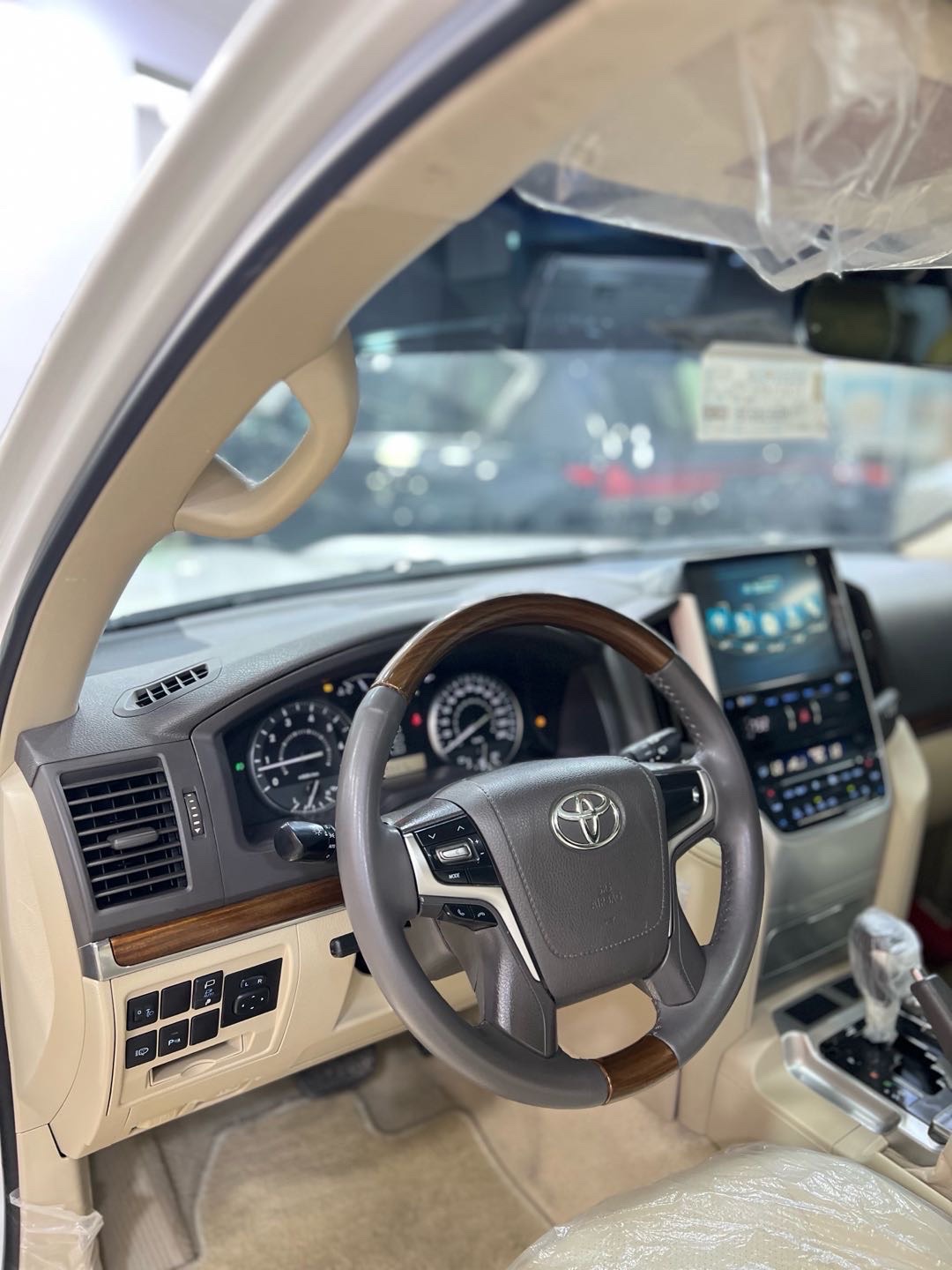 2018 Toyota Land Cruiser GXR thumbnail 9