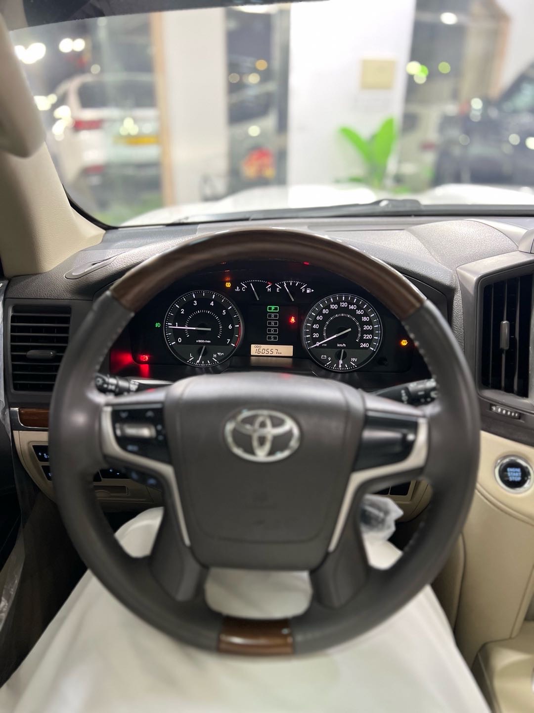 2018 Toyota Land Cruiser GXR thumbnail 12