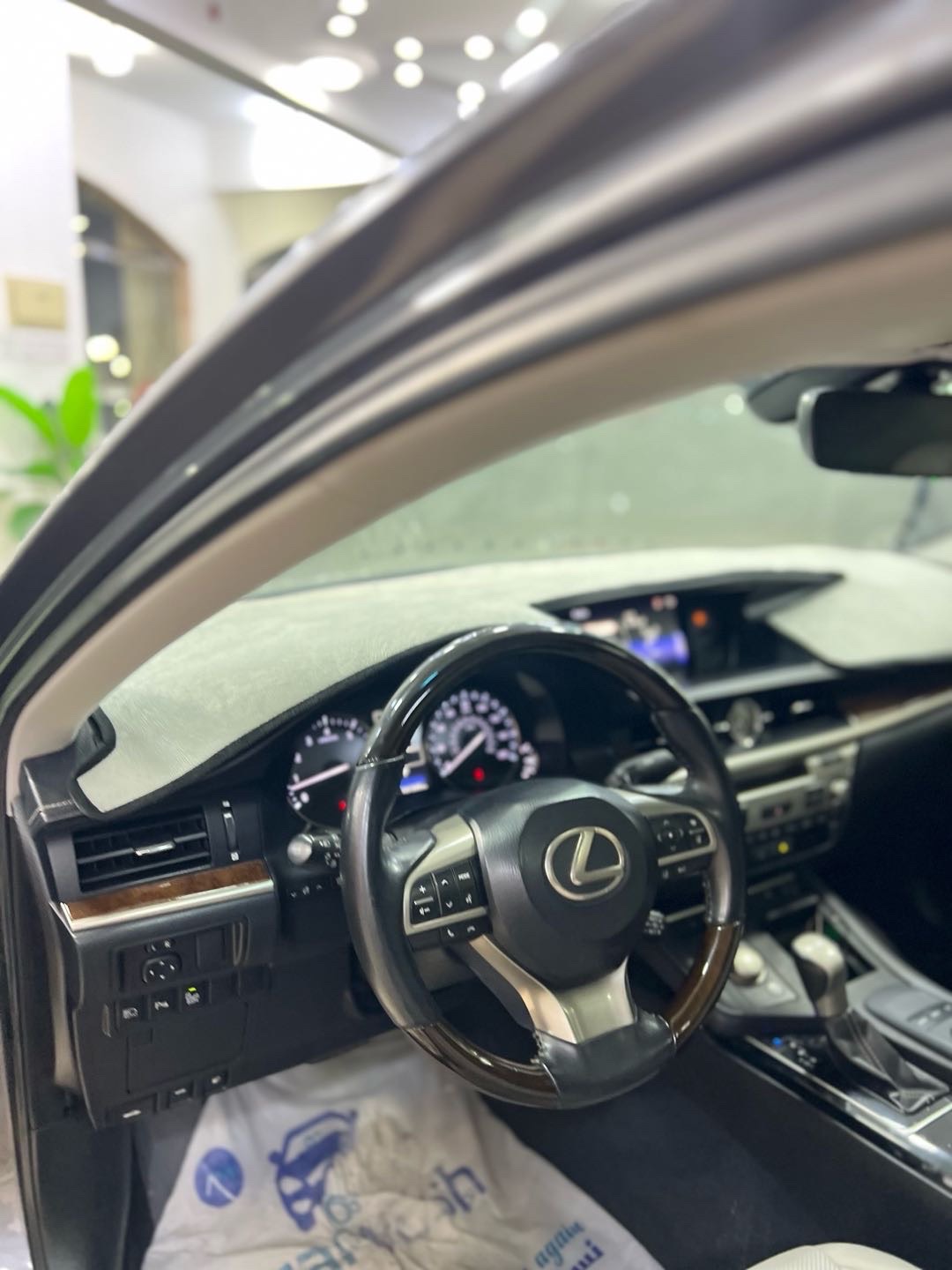 2017 Lexus ES 350 thumbnail 9