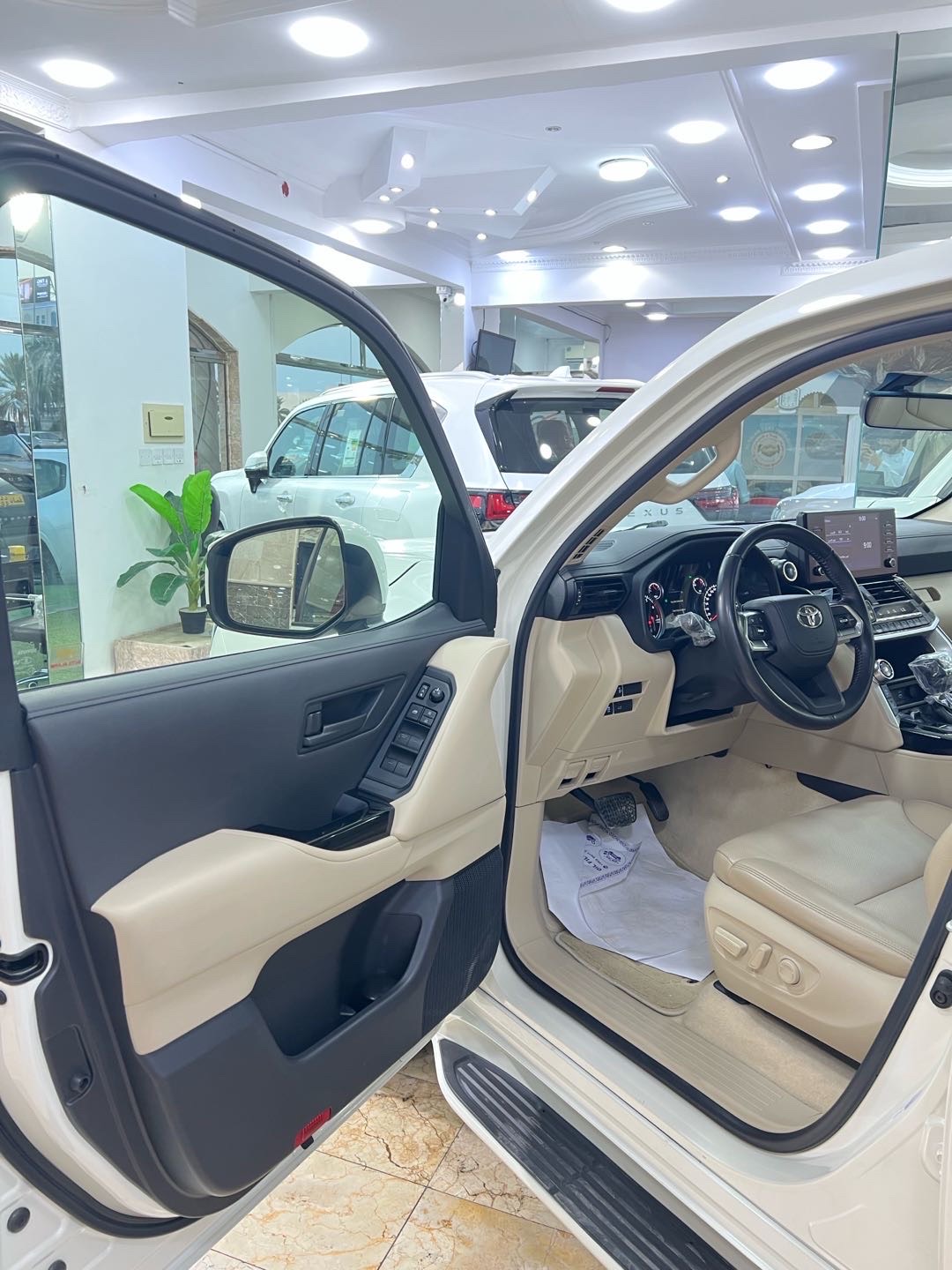 2022 Toyota Land Cruiser GXR thumbnail 8