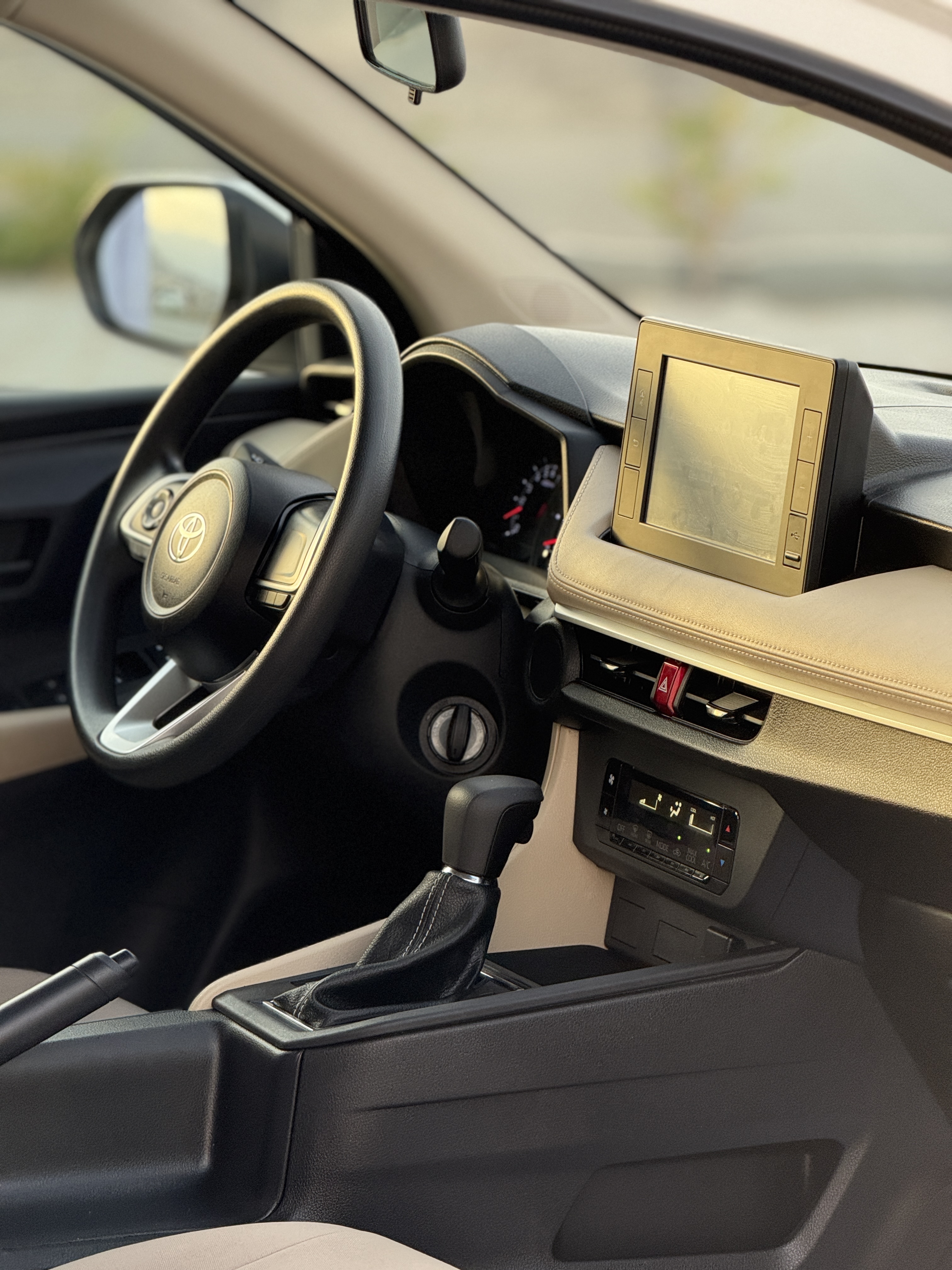 2024 Toyota Yaris L thumbnail 8