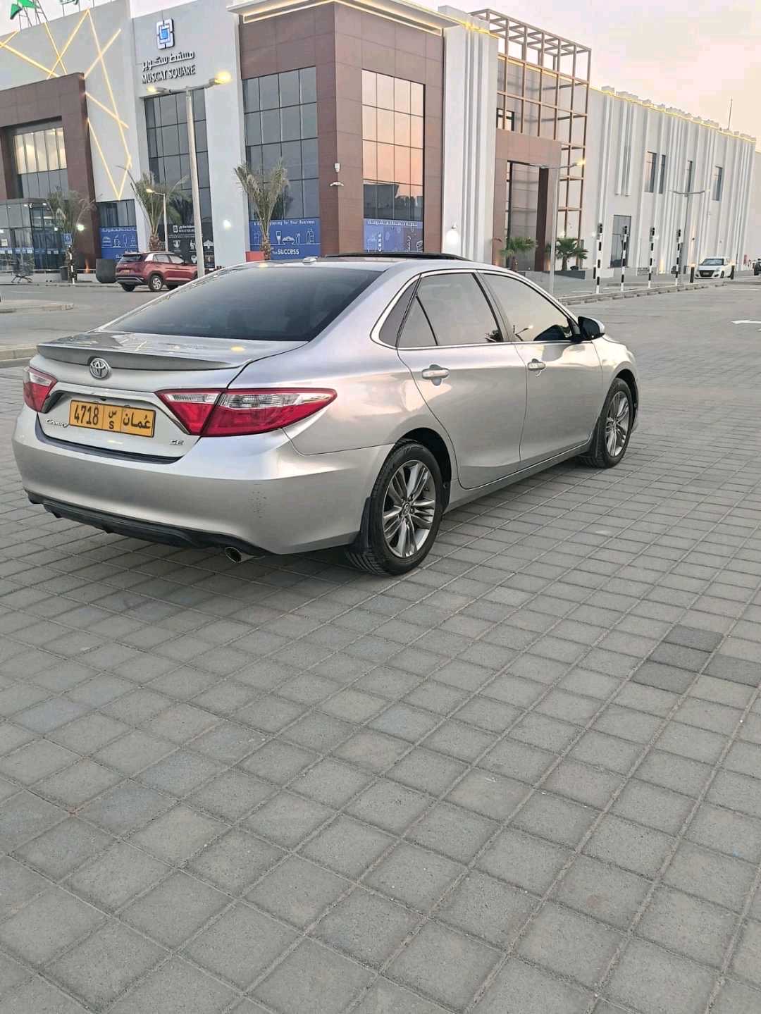 2016 Toyota Camry SE thumbnail 2