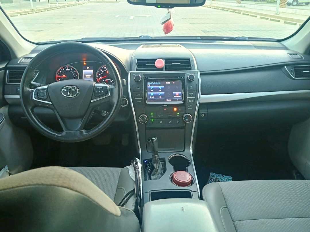 2016 Toyota Camry SE thumbnail 5