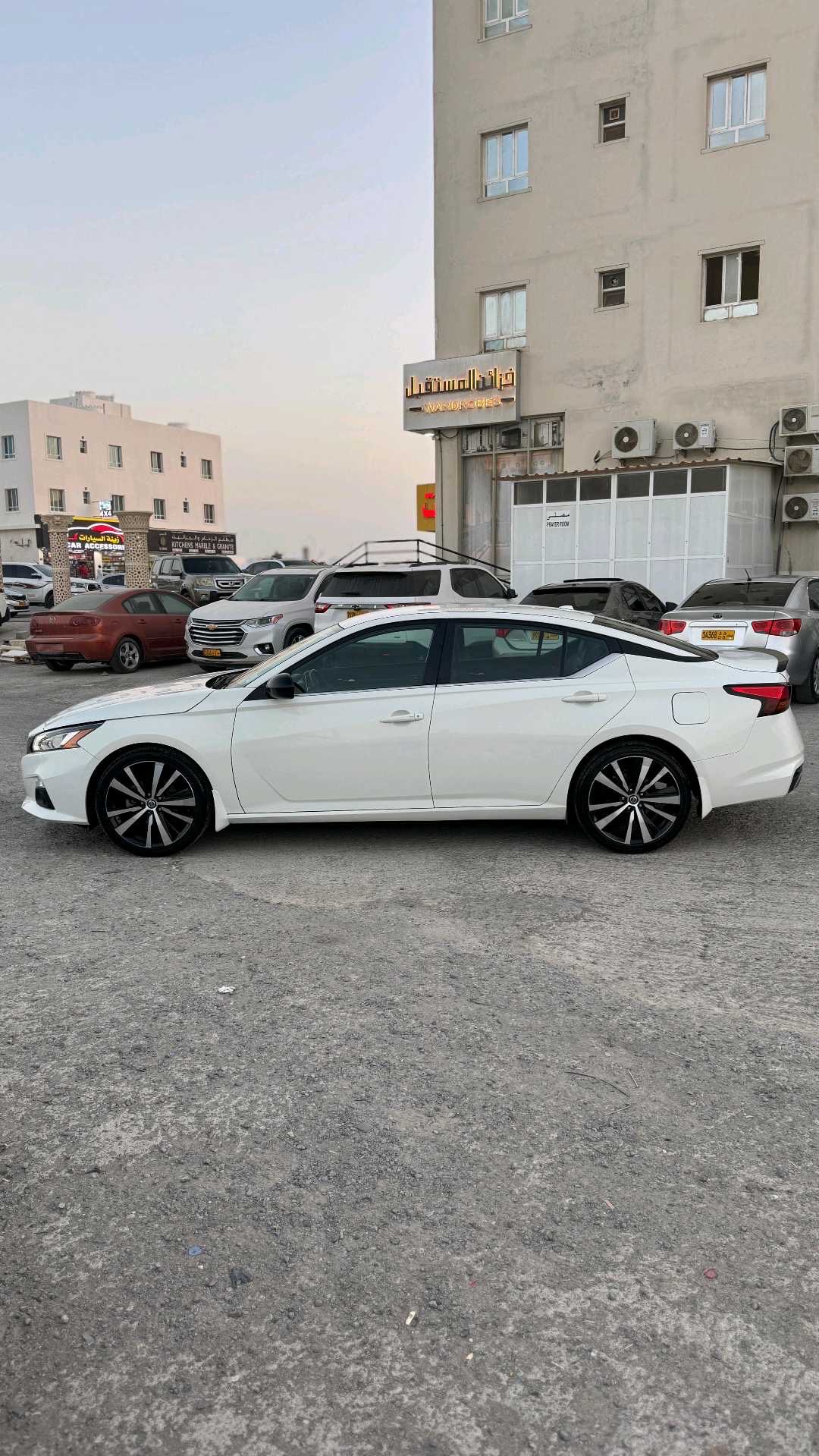 2022 Nissan Altima SR thumbnail 3