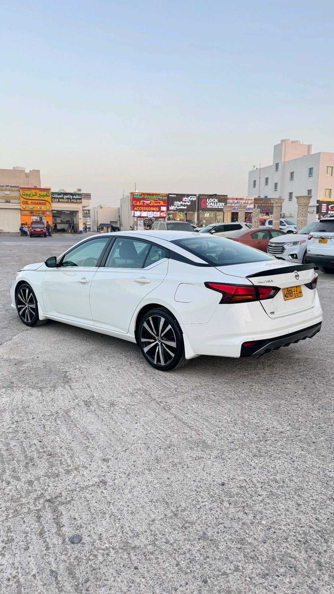 2022 Nissan Altima SR thumbnail 4