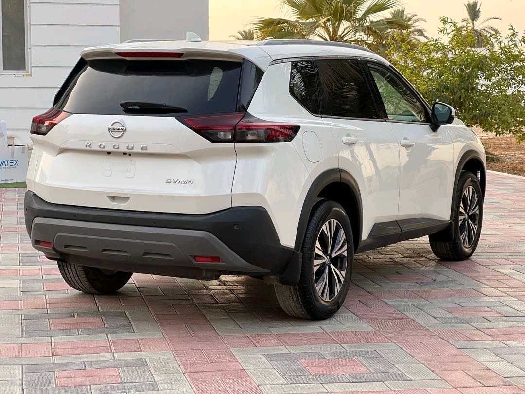 2021 Nissan Rogue SV thumbnail 2
