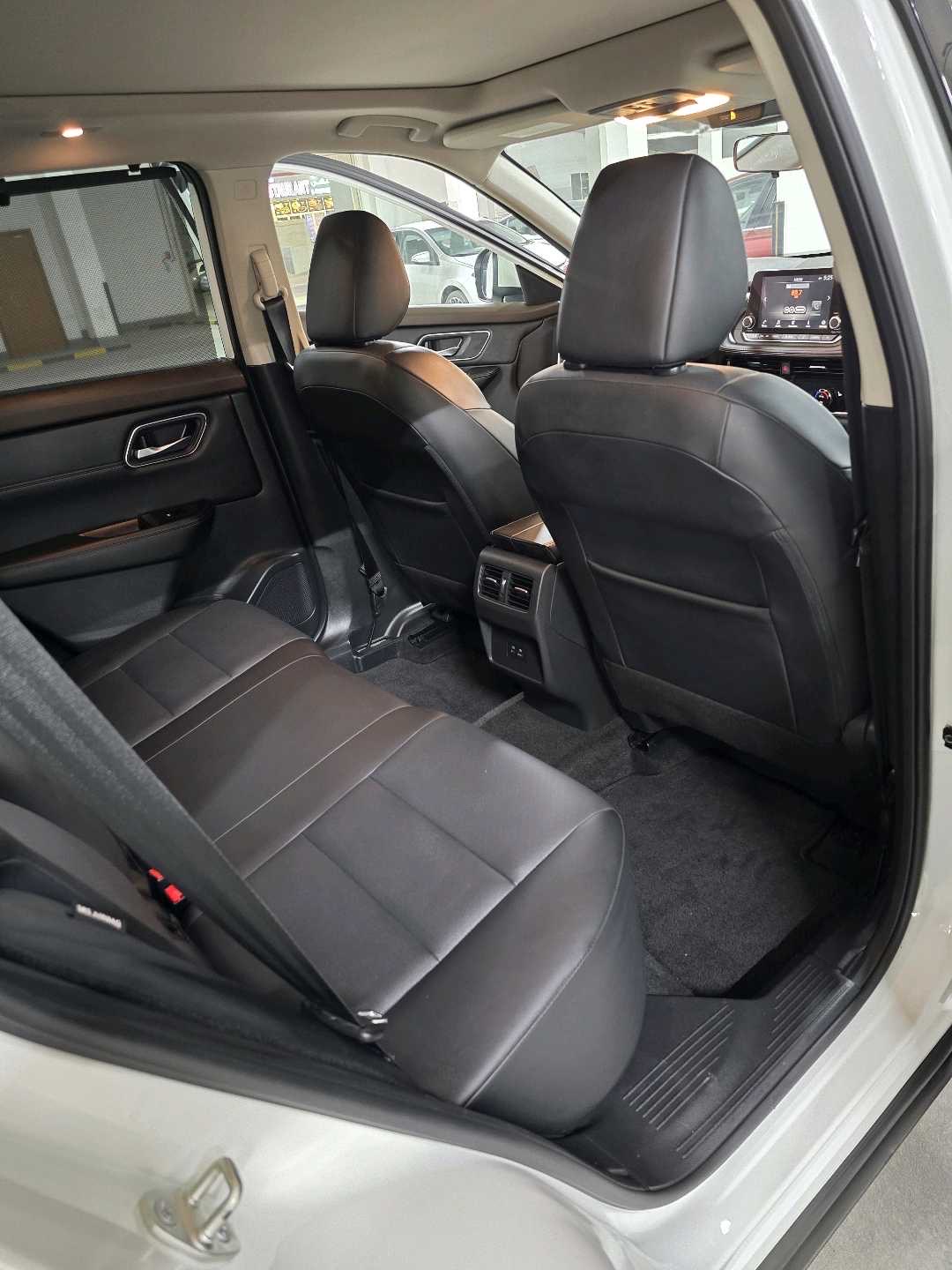 2021 Nissan Rogue SV thumbnail 13