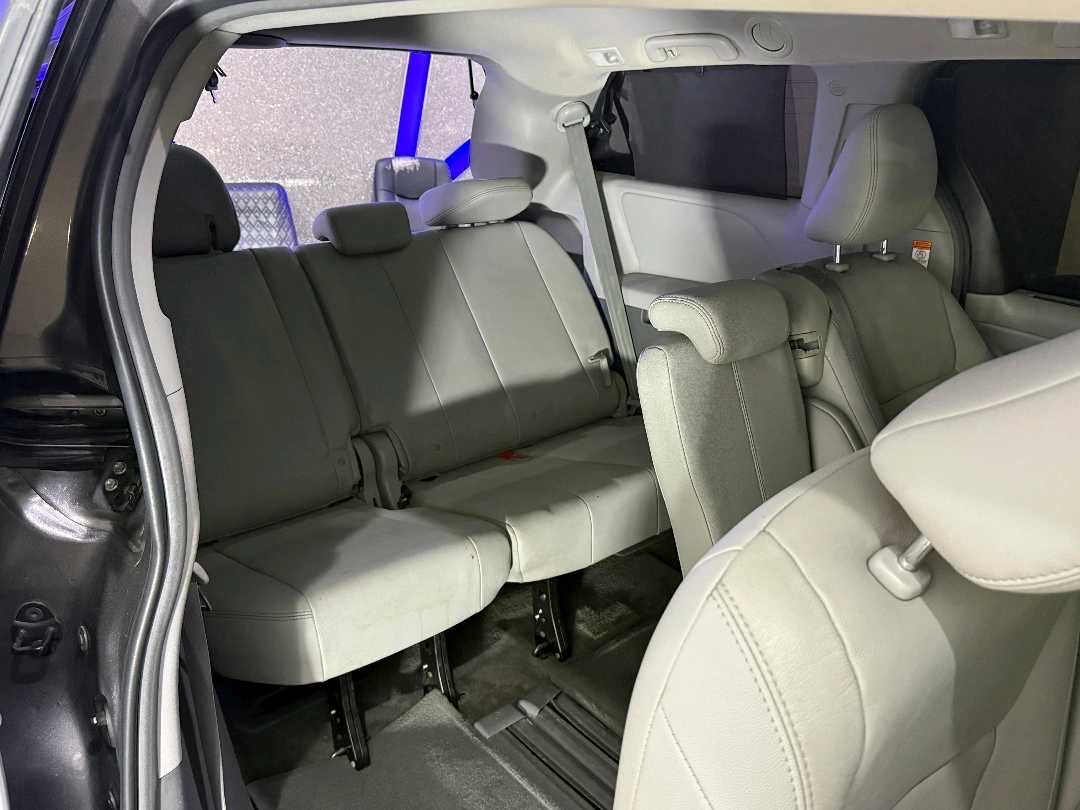 2018 Toyota Sienna thumbnail 2