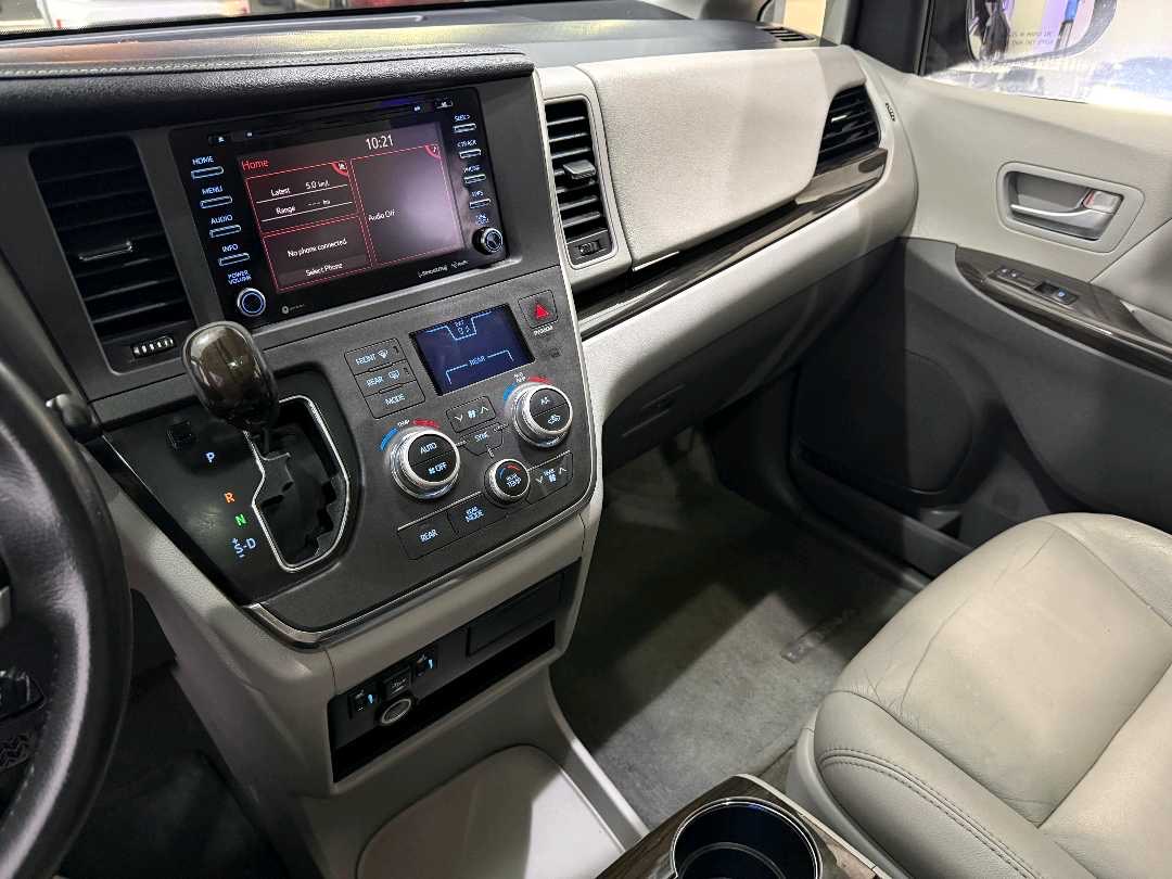 2018 Toyota Sienna thumbnail 5