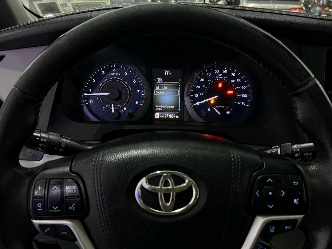 2018 Toyota Sienna thumbnail 6