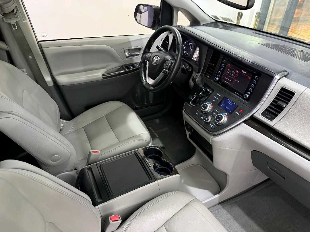 2018 Toyota Sienna thumbnail 7
