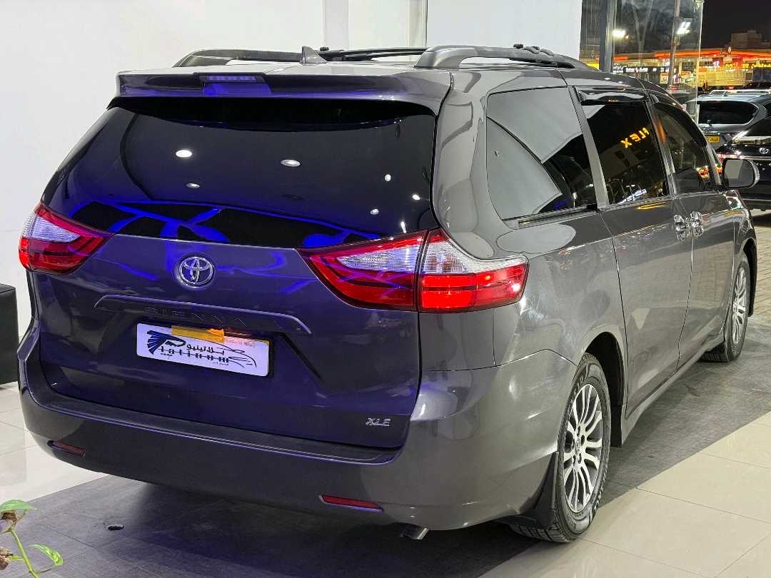 2018 Toyota Sienna thumbnail 8