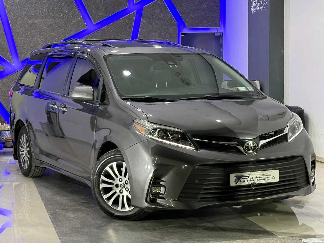 2018 Toyota Sienna thumbnail 9