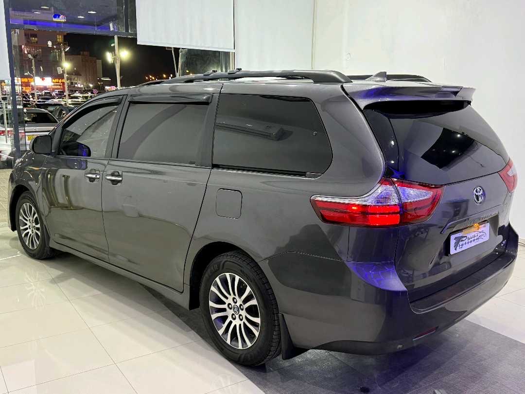 2018 Toyota Sienna thumbnail 10