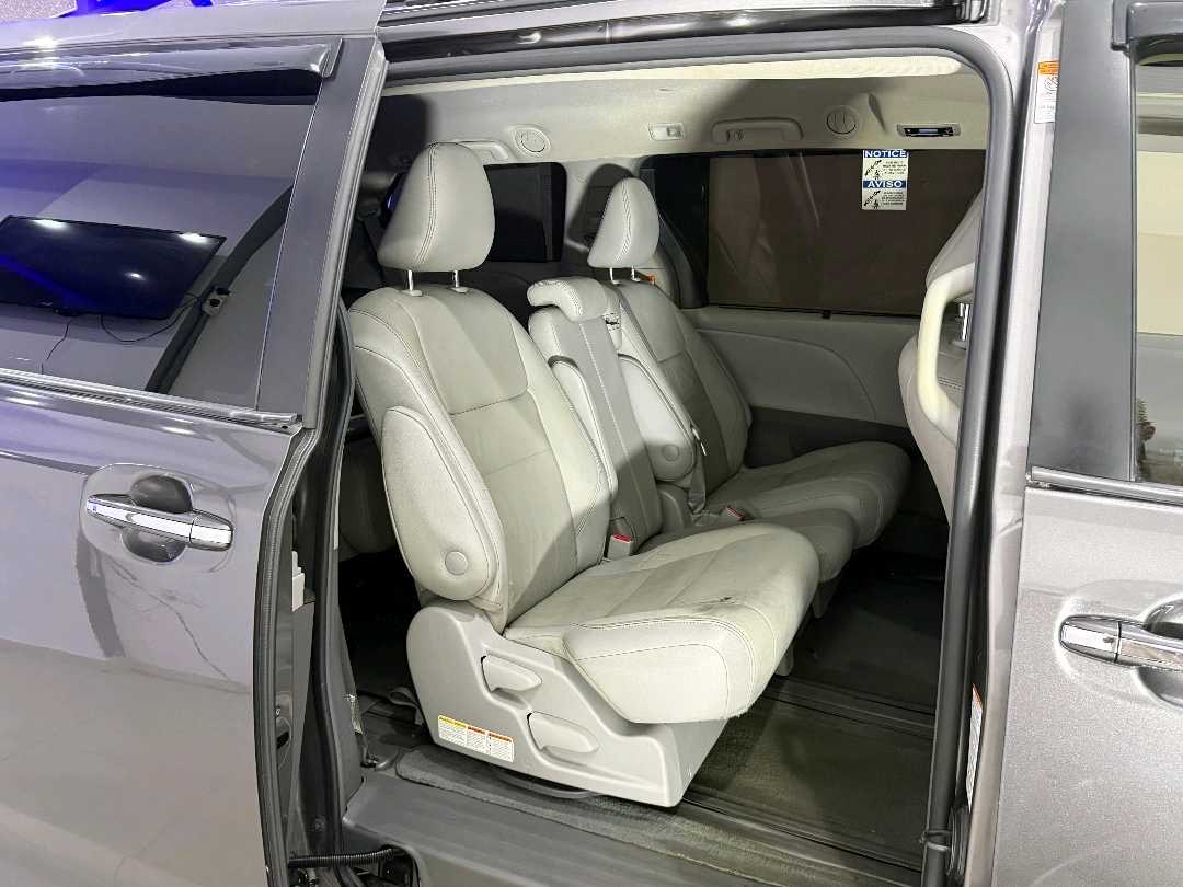 2018 Toyota Sienna thumbnail 11