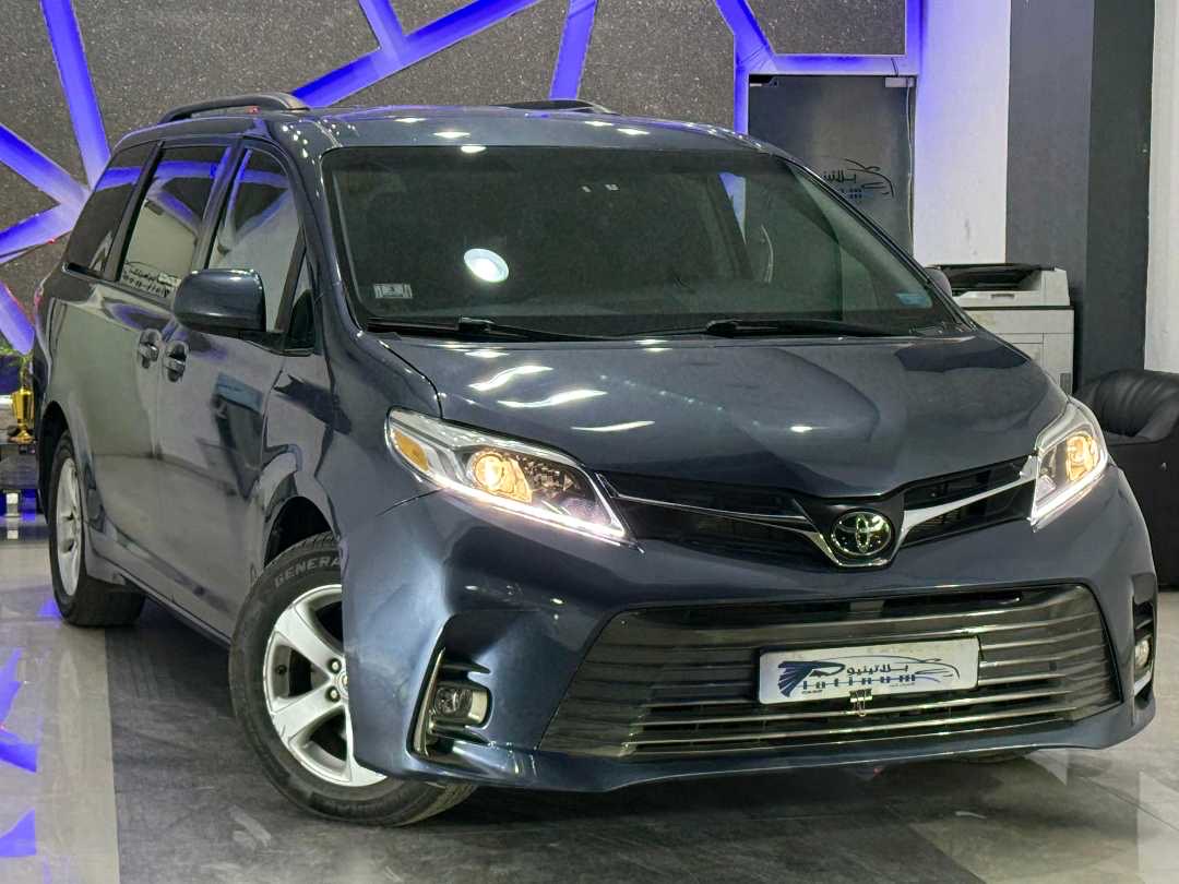 2017 Toyota Sienna thumbnail 2
