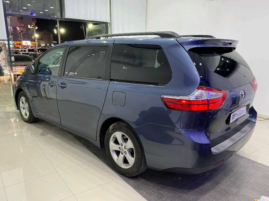 2017 Toyota Sienna thumbnail 3