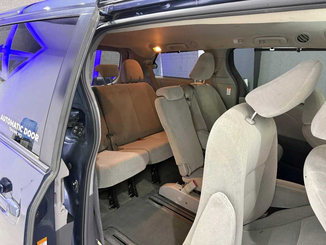 2017 Toyota Sienna thumbnail 4