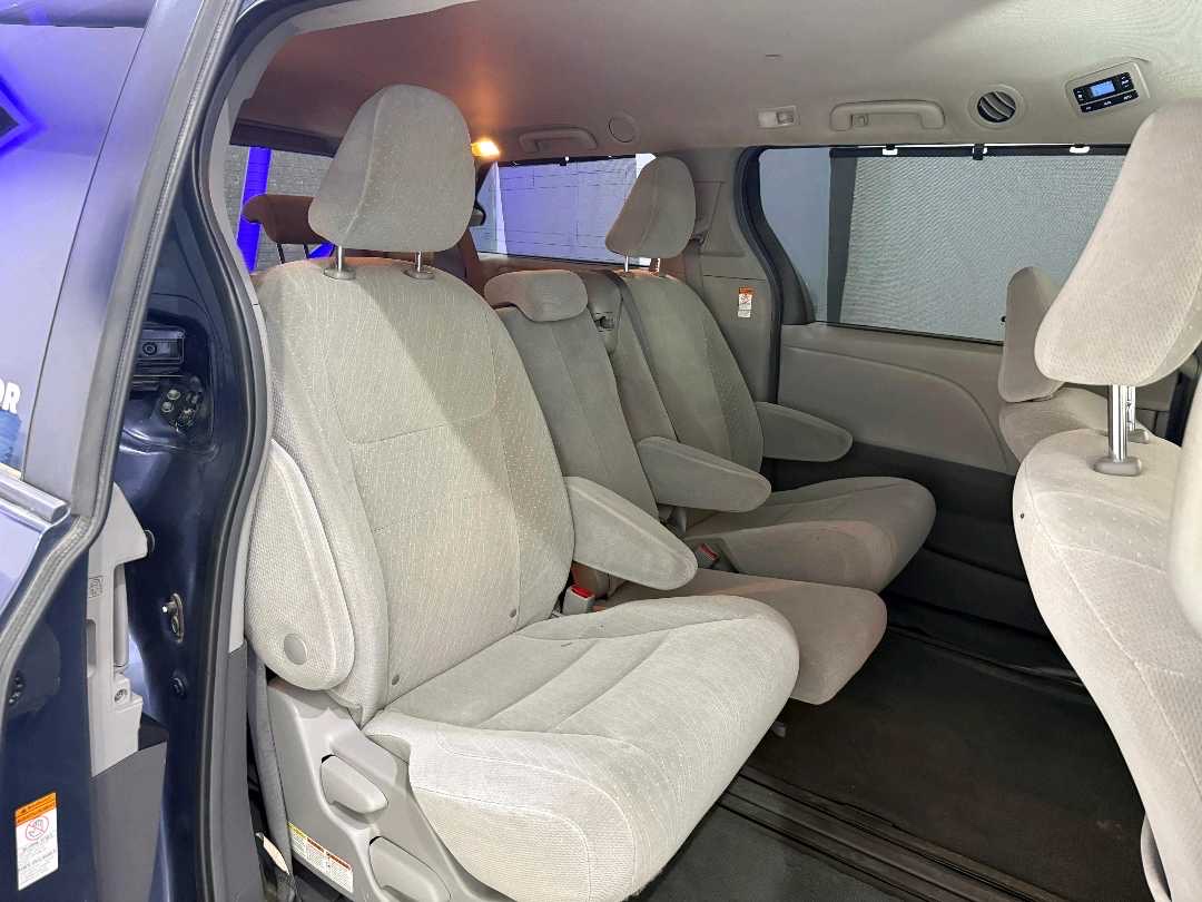 2017 Toyota Sienna thumbnail 5