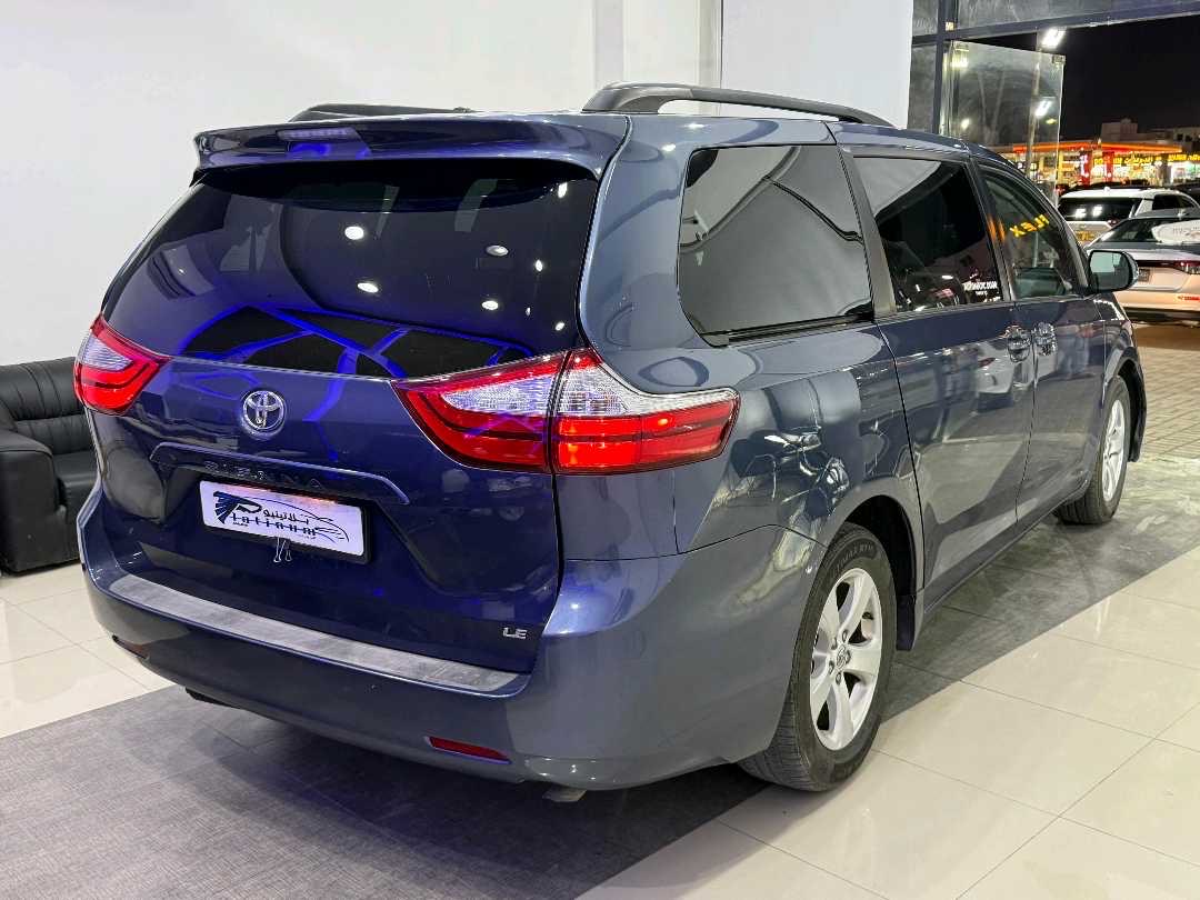 2017 Toyota Sienna thumbnail 6