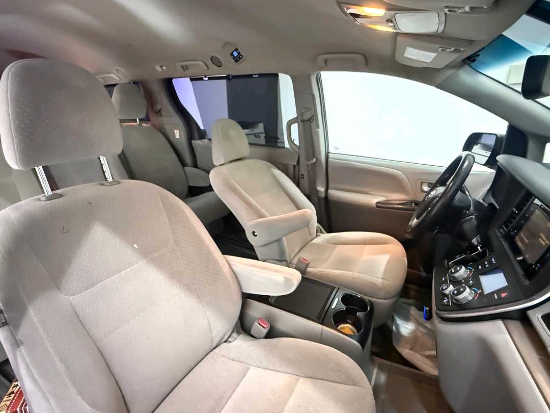 2017 Toyota Sienna thumbnail 7