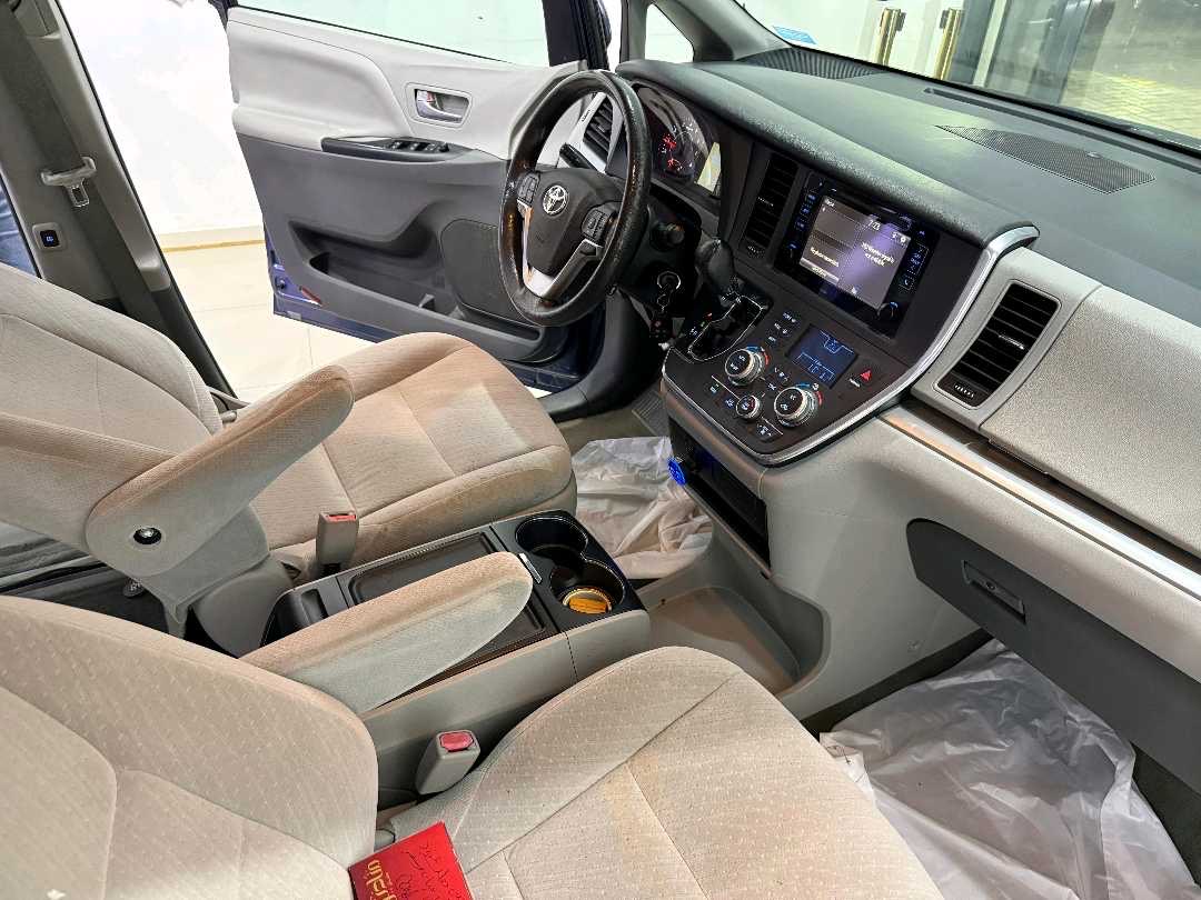 2017 Toyota Sienna thumbnail 8
