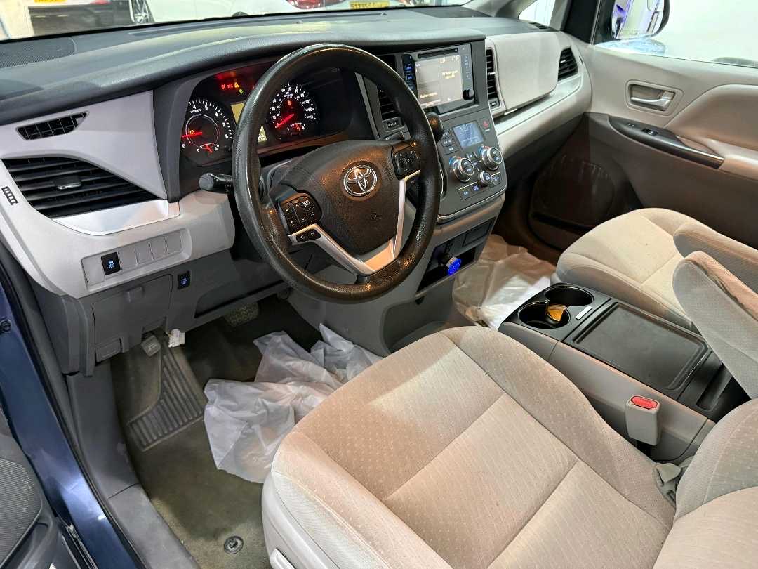 2017 Toyota Sienna thumbnail 9