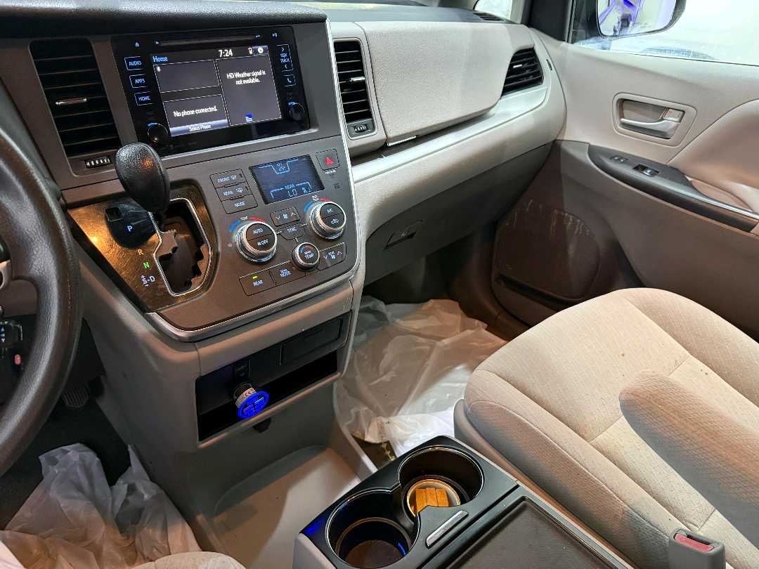 2017 Toyota Sienna thumbnail 10