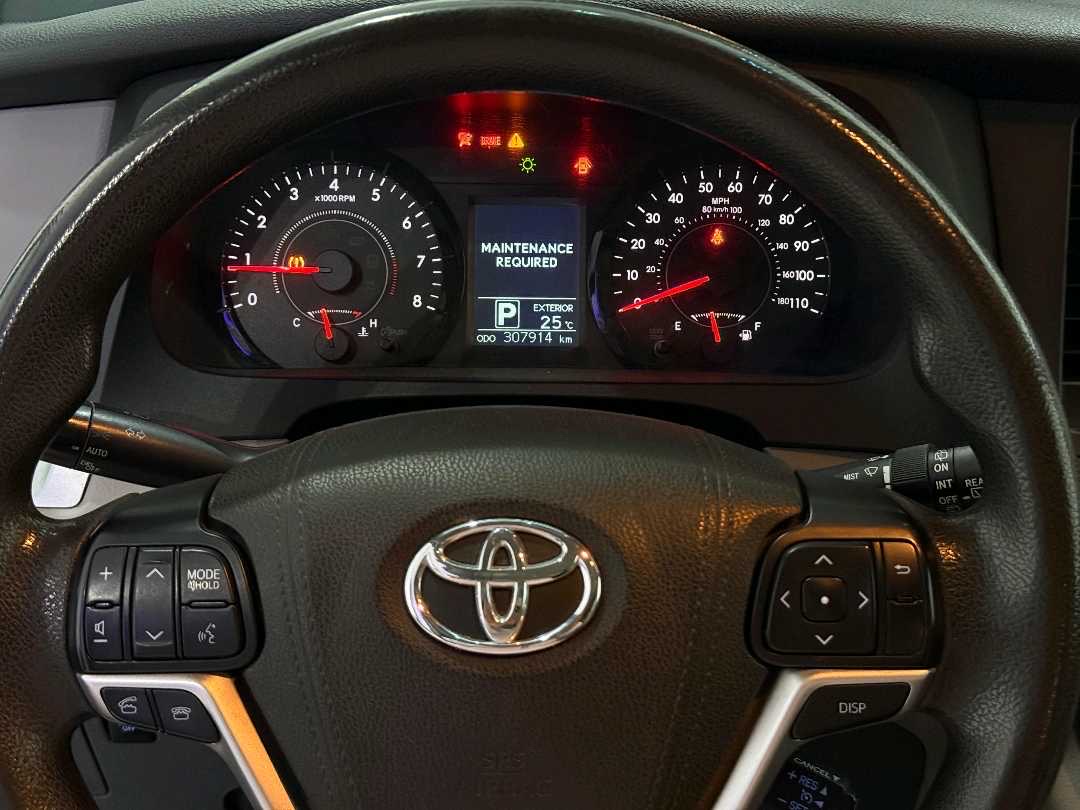 2017 Toyota Sienna thumbnail 11