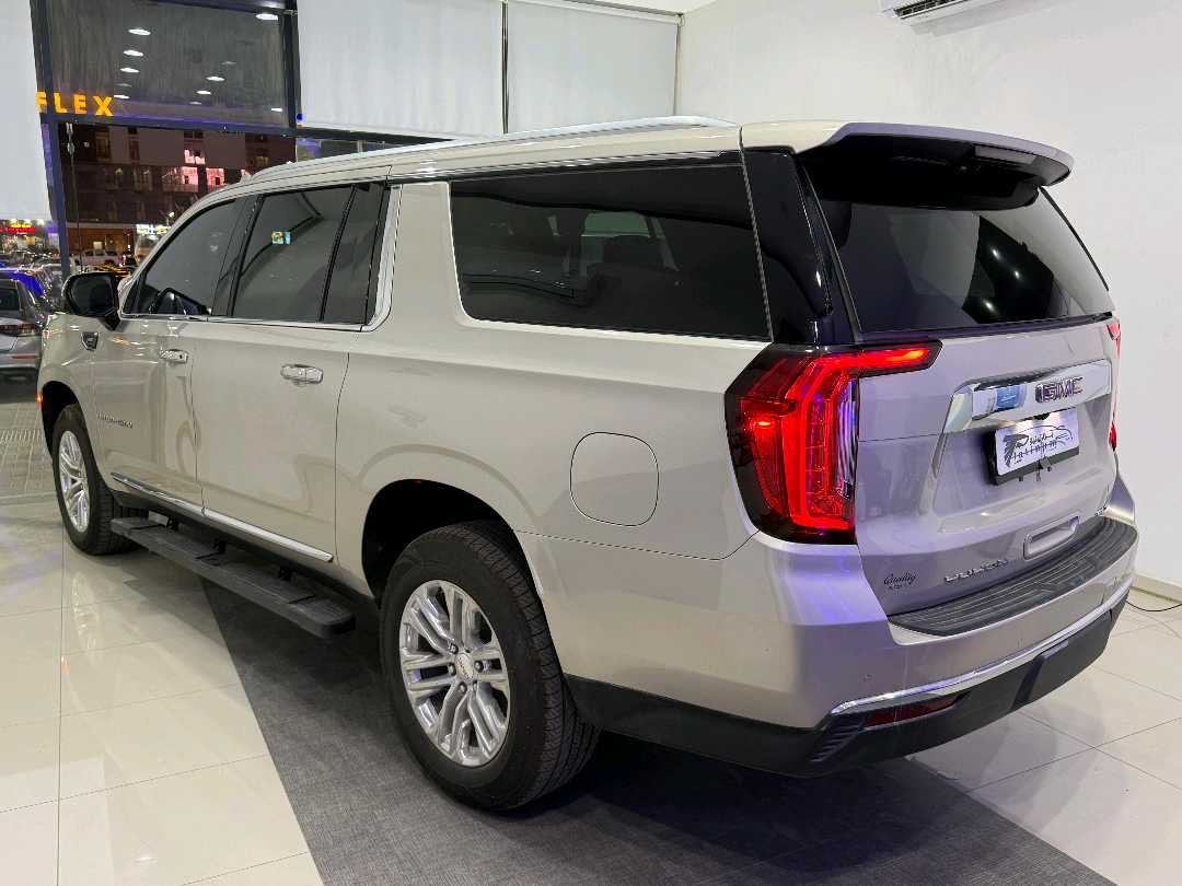 2023 GMC Yukon SLE thumbnail 3