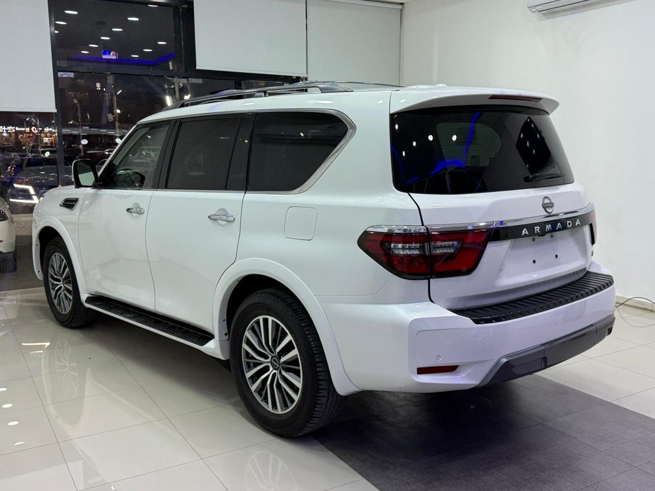 2023 Nissan Armada SL thumbnail 3