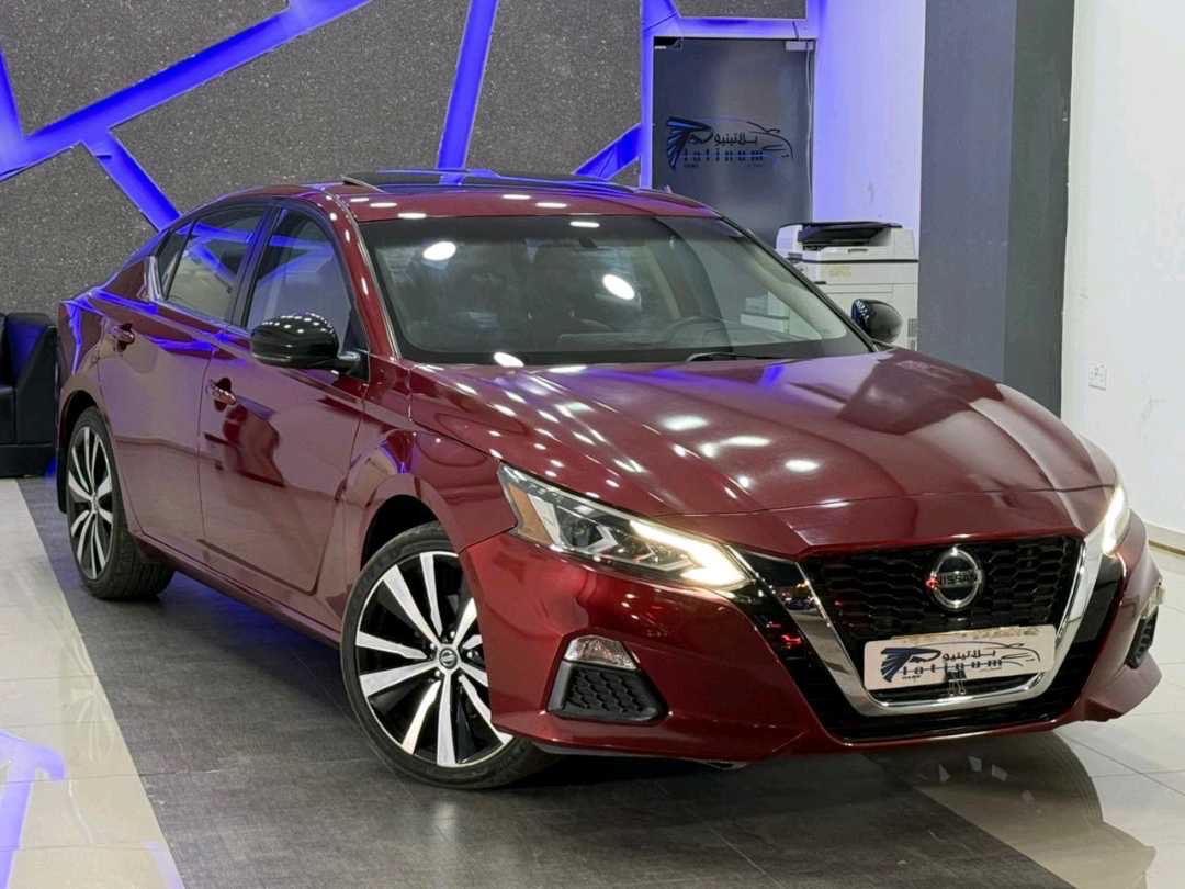 2019 Nissan Altima SR thumbnail 2