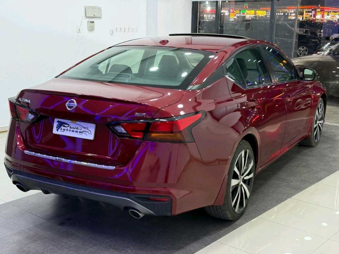 2019 Nissan Altima SR thumbnail 3