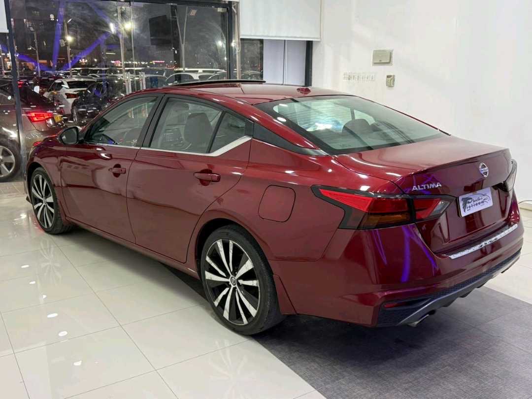 2019 Nissan Altima SR thumbnail 4