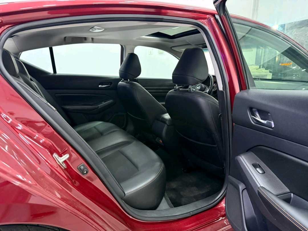 2019 Nissan Altima SR thumbnail 5