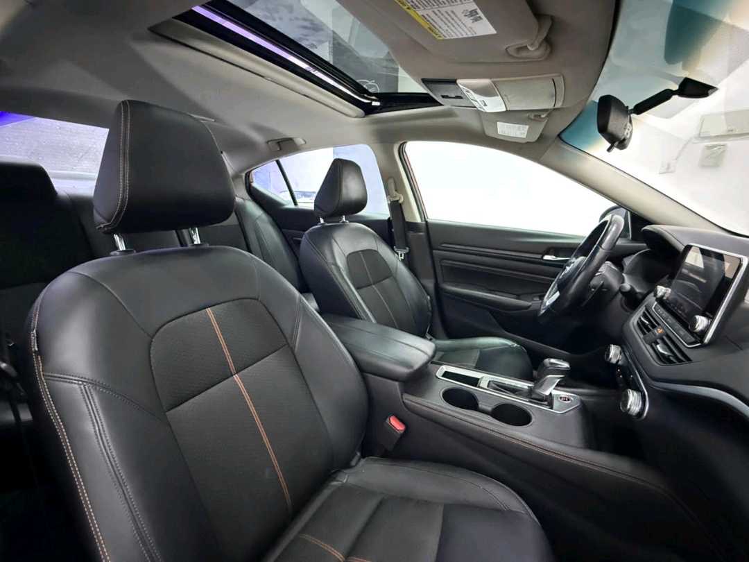 2019 Nissan Altima SR thumbnail 6
