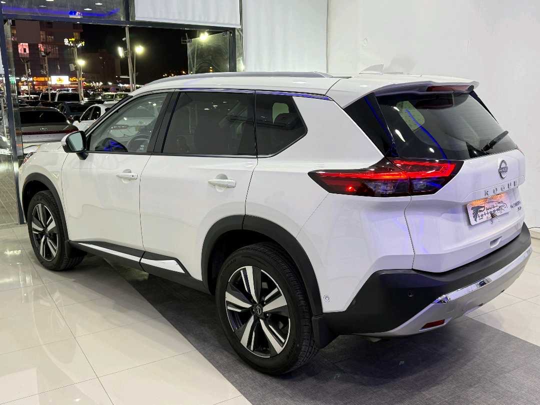 2023 Nissan Rogue Platinum thumbnail 3