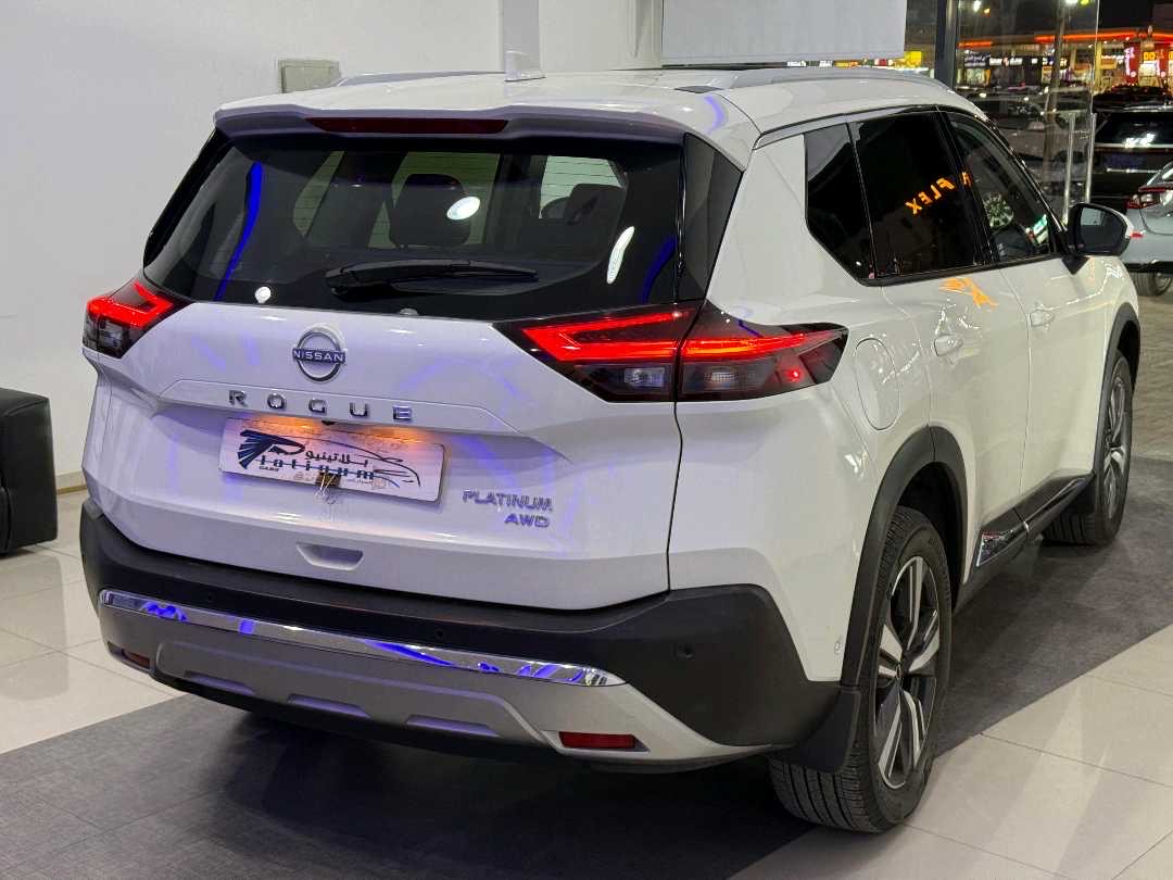2023 Nissan Rogue Platinum thumbnail 4