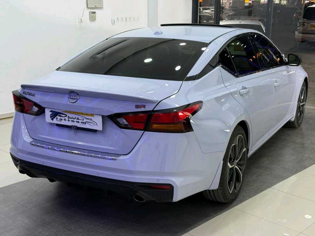 2023 Nissan Altima SR thumbnail 3