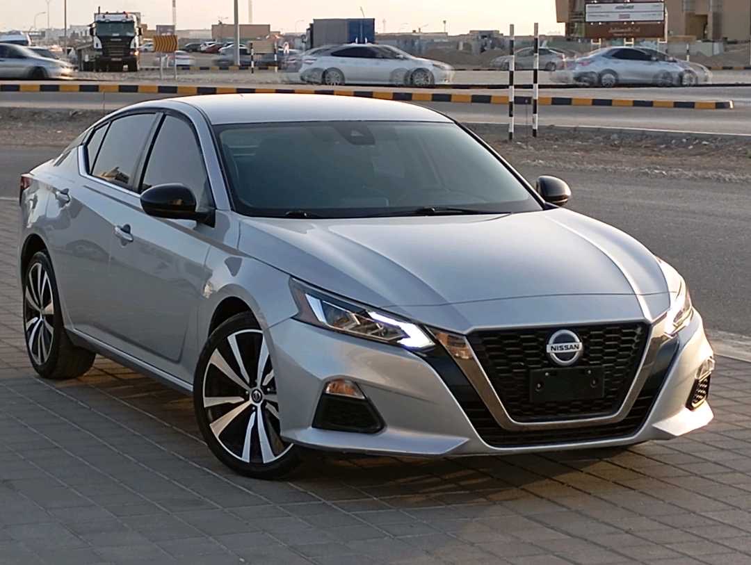 2020 Nissan Altima SR thumbnail 2