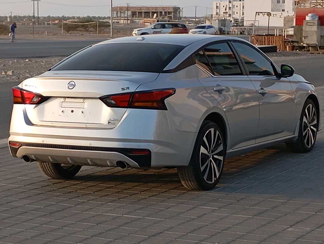 2020 Nissan Altima SR thumbnail 3