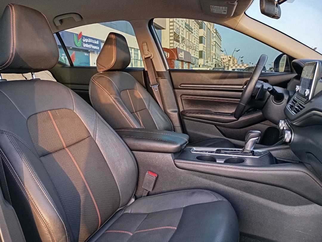 2020 Nissan Altima SR thumbnail 6