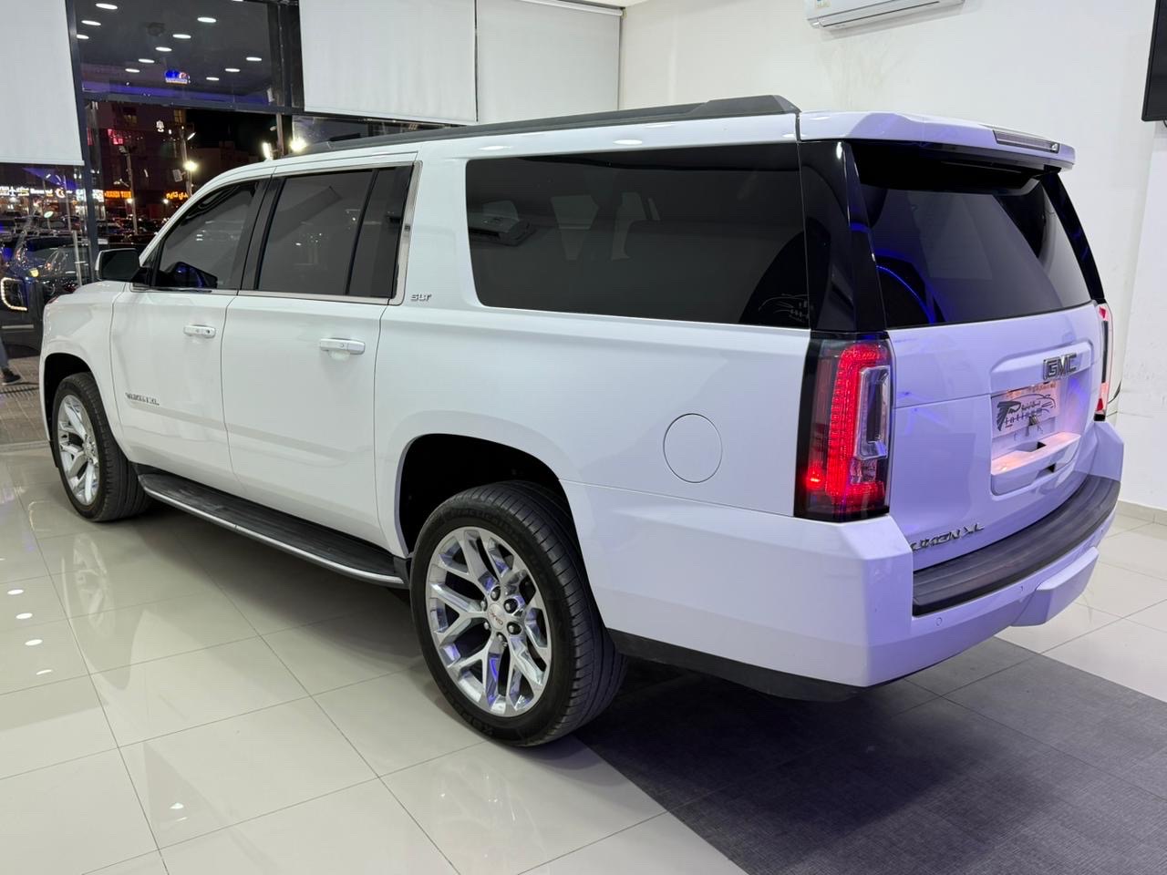 2018 GMC Yukon SLE thumbnail 3