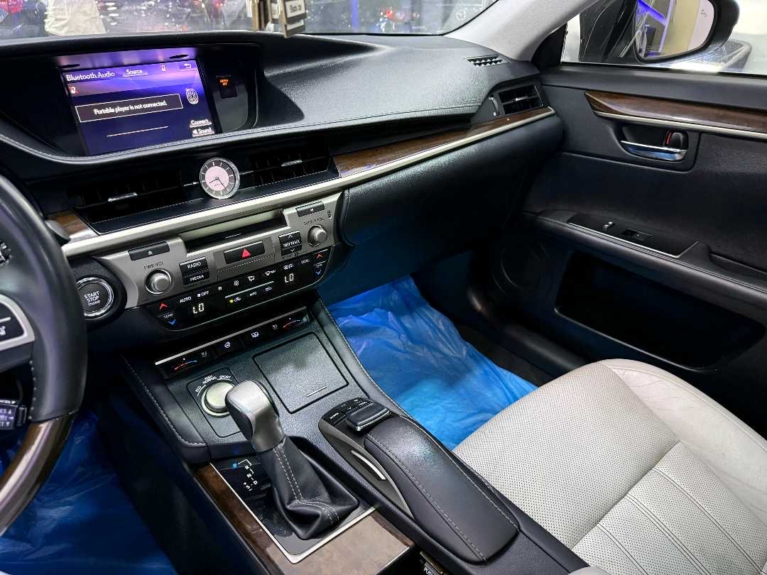 2017 Lexus ES 350 thumbnail 9