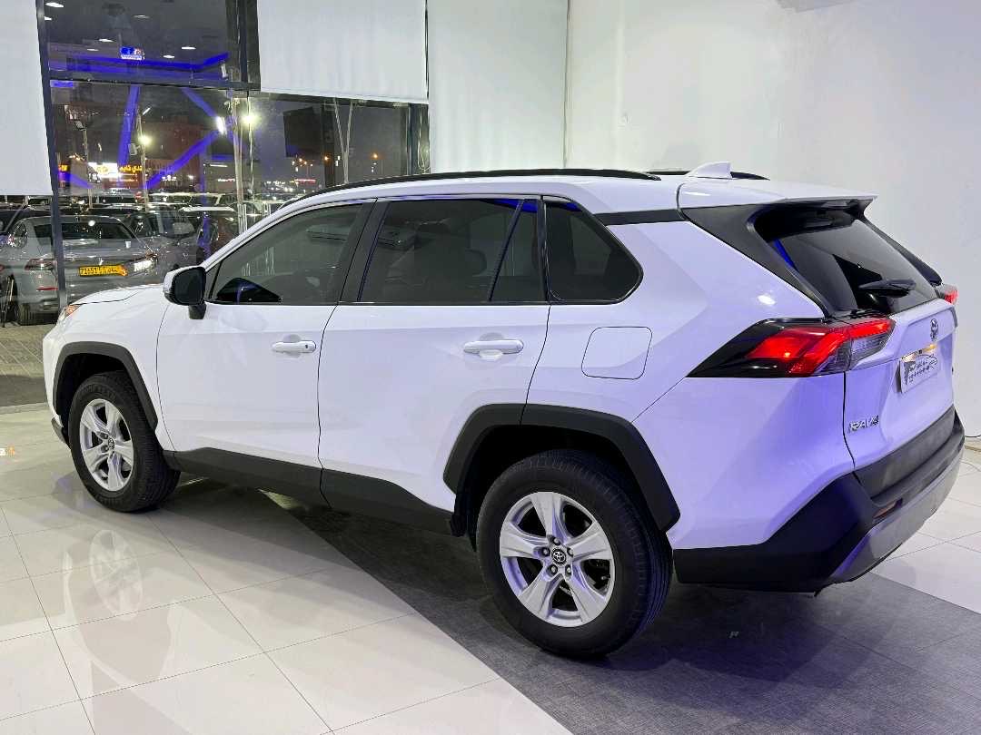 2020 Toyota Rav4 XLE thumbnail 3